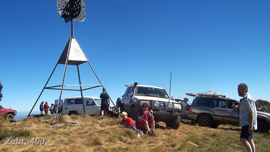 25-Convoy takes a morning tea break on Mt Pinnibar.JPG - 25-Convoy takes a morning tea break on Mt Pinnibar